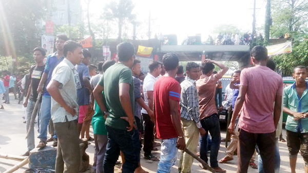 নগরীর দক্ষিণ সুরমায় রাস্তা বন্ধ করে শ্রমিকদের বিক্ষোভ