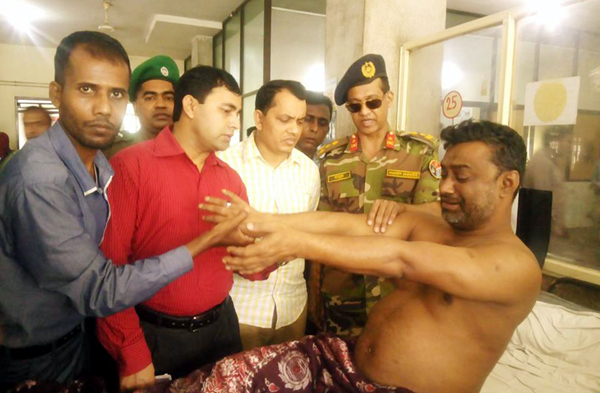 সাংবাদিক আজাদের পাশে পরিচালক ব্রিগেডিয়ার কে এম মাহবুবুল হক