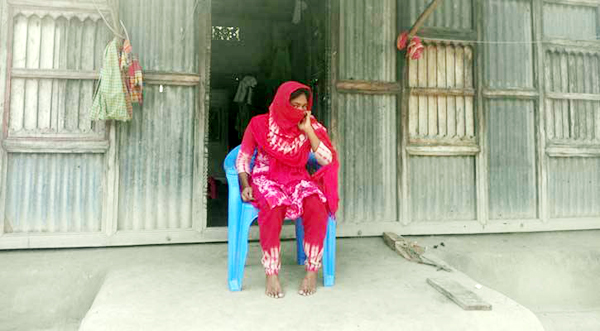 স্বামী-সন্তান রেখে প্রেমিকের আশ্বাসে ঘর ছাড়লেন গৃহবধূ