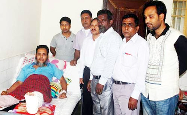 ওসমানীতে চিকিৎসাধীন সহকর্মীর শয্যাপাশে ৪র্থ শ্রেণির কর্মচারীরা