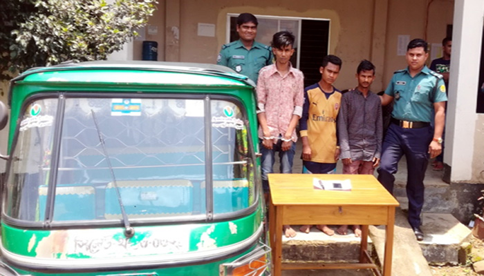 অটোরিকশার যাত্রী বেশে ছিনতাই, সিলেটে আটক ৩