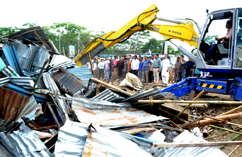 দক্ষিণ সুরমায় কাঠ ব্যবসায়ীদের দখলে থাকা এক কিলোমিটার সড়ক উদ্ধার