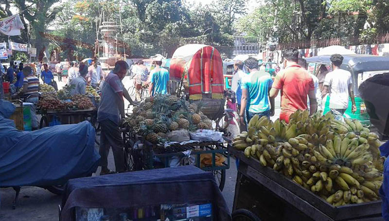 নগরীর রাস্তার মধ্যখানে ভ্রাম্যমান ফল বিক্রেতা!