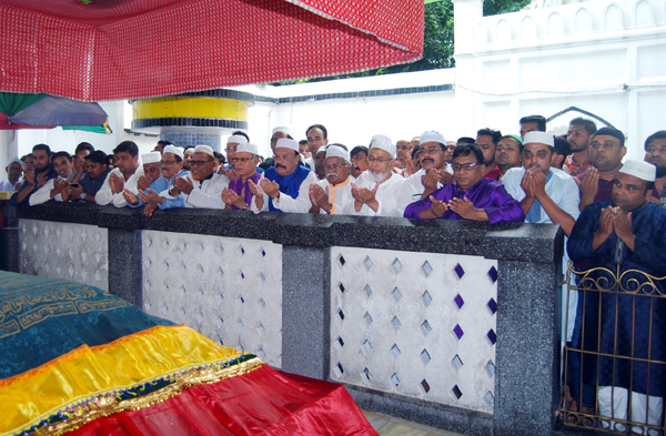 মাজার জিয়ারতের মধ্য দিয়ে  কামরানের নির্বাচনী প্রচারনা শুরু
