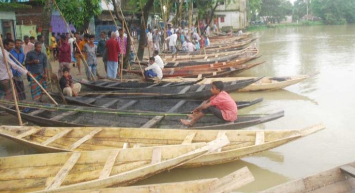 বিশ্বনাথের বৈরাগী বাজারে ঐতিহ্যবাহী নৌকার হাট জমজমাট