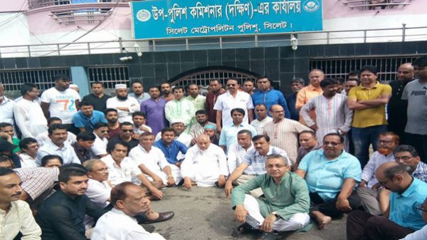 দুই কর্মীর মুক্তির দাবিতে পুলিশ কমিশনারের কার্যালয়ে আরিফের অবস্থান