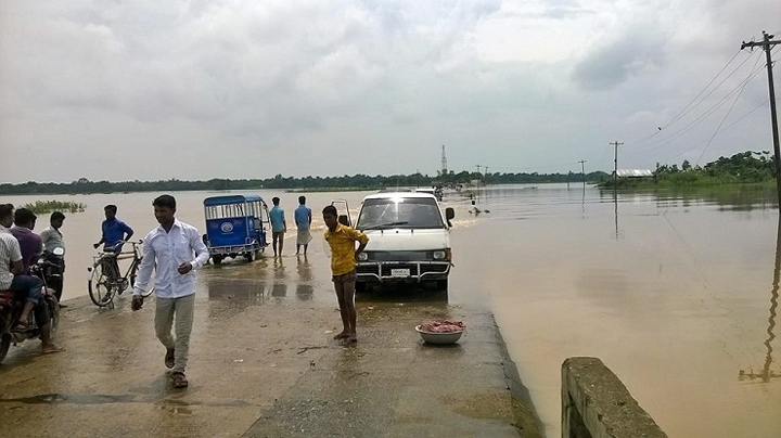 টানা বৃষ্টিতে বাড়ছে পানি, আতঙ্কে সুনামগঞ্জবাসী