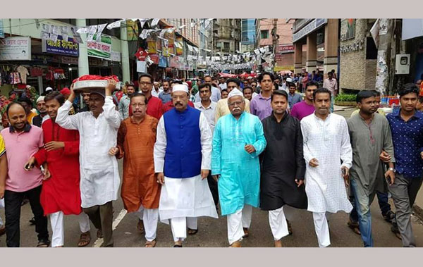 প্রধানমন্ত্রী শেখ হাসিনার পক্ষ থেকে গিলাফ নিয়ে মাজারে নেতাকর্মীরা