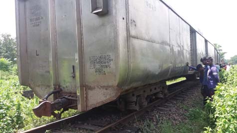 সিলেটে সুরমা মেইলের বগি লাইনচ্যুত: সারাদেশের সাথে যোগাযোগ বিচ্ছিন্ন