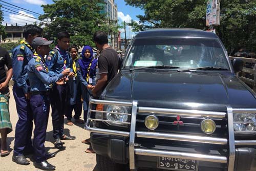 বিশ্বনাথে ট্রাফিকদের সহযোগিতা করতে রাজপথে রোভার স্কাউট সদস্যরা