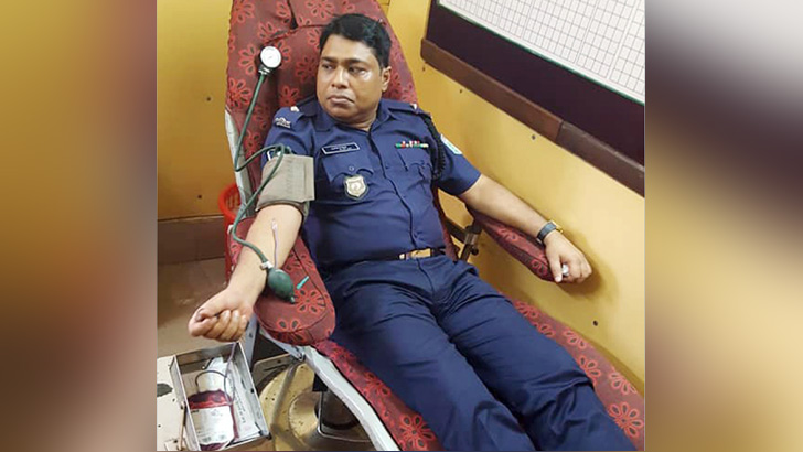 রোগীর জীবন বাঁচাতে রক্ত দিলেন বিশ্বনাথের ওসি শামসুদ্দোহা পিপিএম