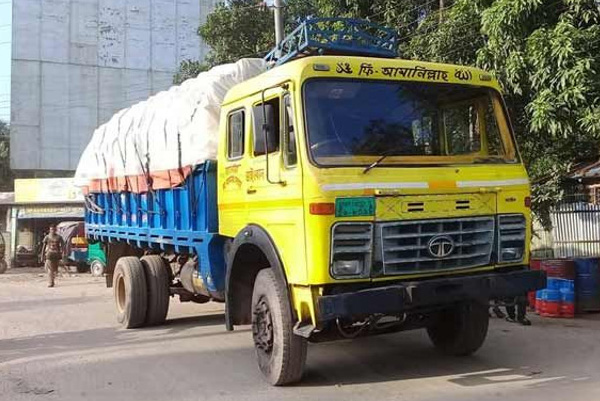 জৈন্তাপুরে ভারতীয় পণ্যবাহী দুটি ট্রাক জব্দ