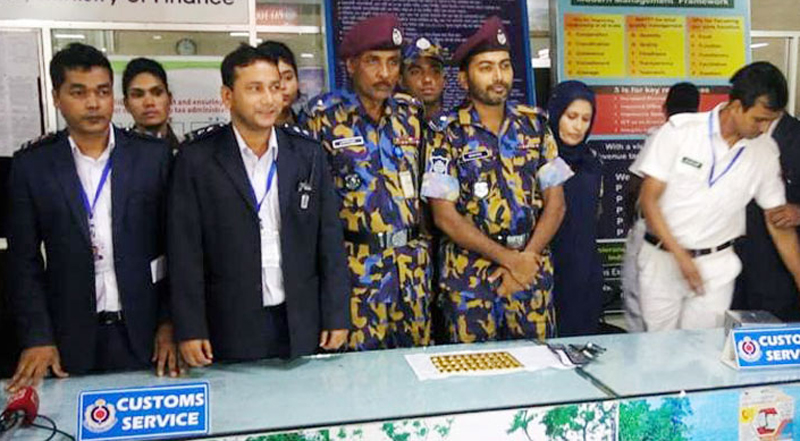 সিলেট ওসমানী বিমানবন্দরে ২ কোটি টাকার স্বর্ণসহ চোরাচালানী আটক