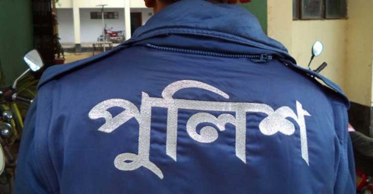 আটক করে টাকা আদায়: ৫ পুলিশের বিরুদ্ধে আইনজীবীর মামলা