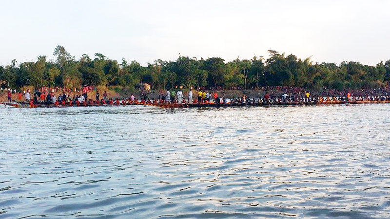 গোলাপগঞ্জের কুশিয়ারা নদীতে নৌকা বাইচ অনুষ্টিত