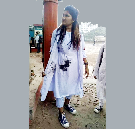 সরকারি মহিলা কলেজের ছাত্রীদের গায়ে কালি লাগালো শ্রমিকরা