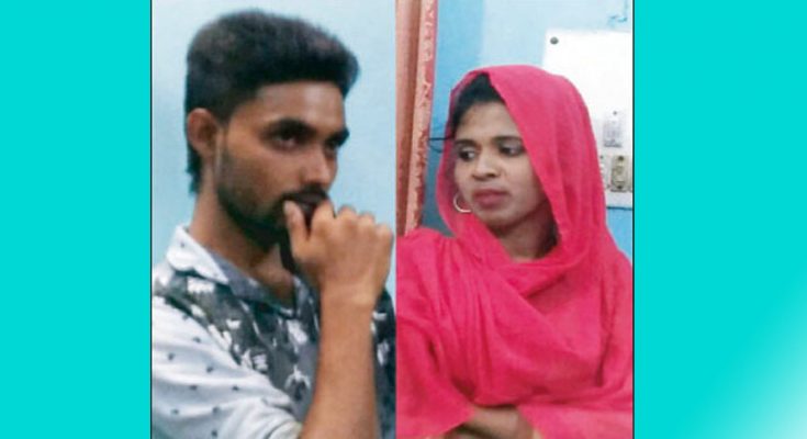 আপত্তিকর অবস্থায় প্রেমিক জুটিকে আটক করছে জনতা