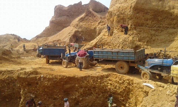 শাহ আরফিন টিলায় চলছে বোমামেশিনে পাথর লুট