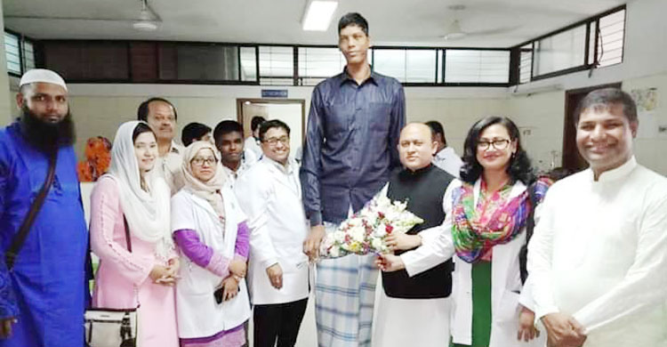 আ.লীগে যোগ দিলেন বিশ্বের সবচেয়ে লম্বা মানুষ জিন্নাত