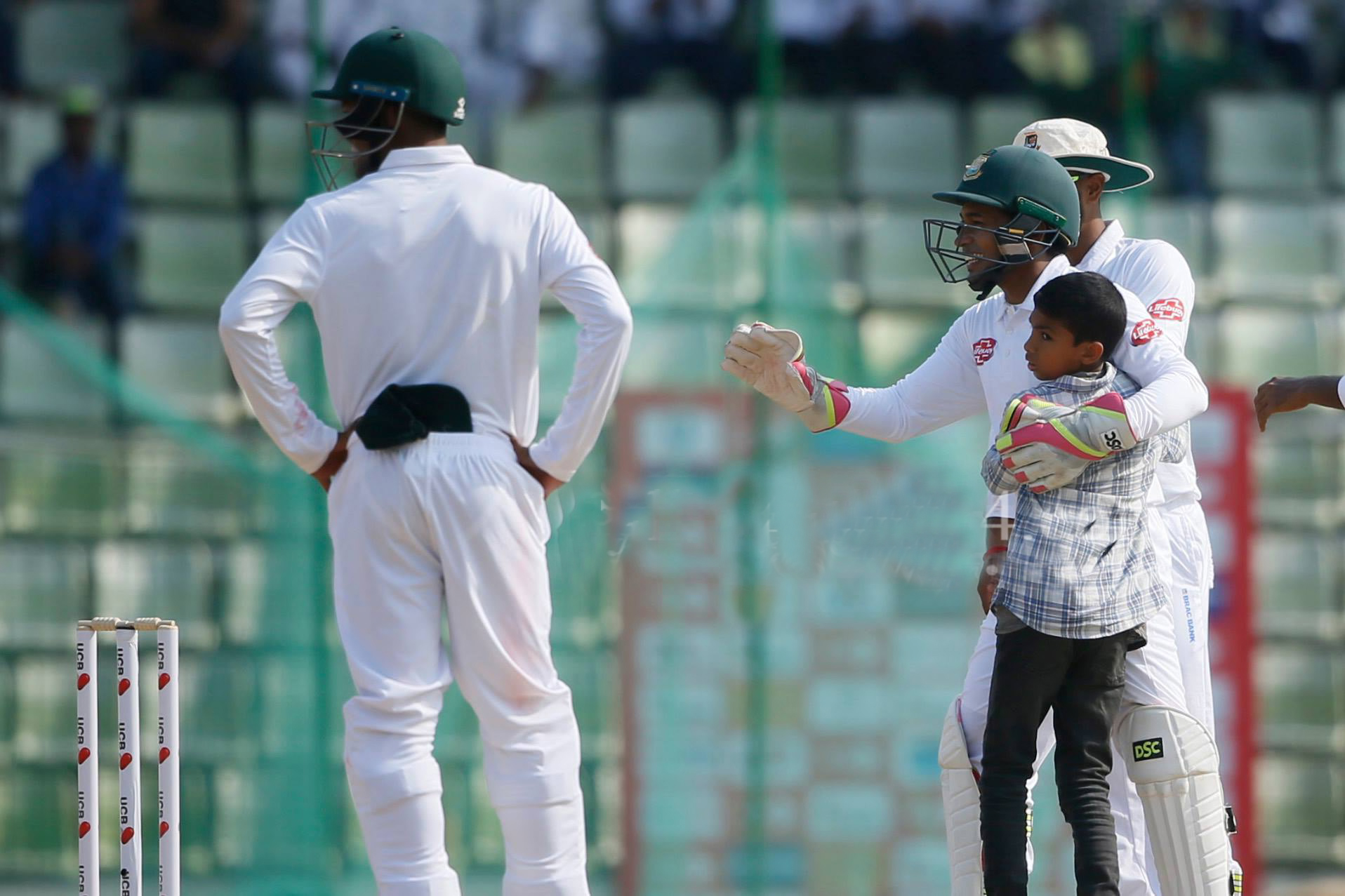 হঠাৎ খেলার মাঠে ঢুকেই মুশফিককে জড়িয়ে ধরলো কিশোর