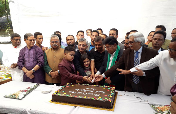 সিলেটে মোমেন-মুক্তাদির এক সাথে বড়দিনের কেক কাটলেন