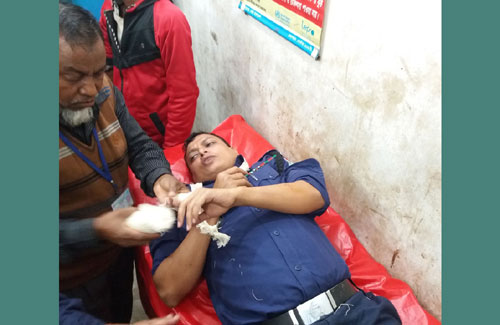 মৌলভীবাজার রাজনগরে পুলিশের ওপর হামলা, ওসিসহ আহত ১৪