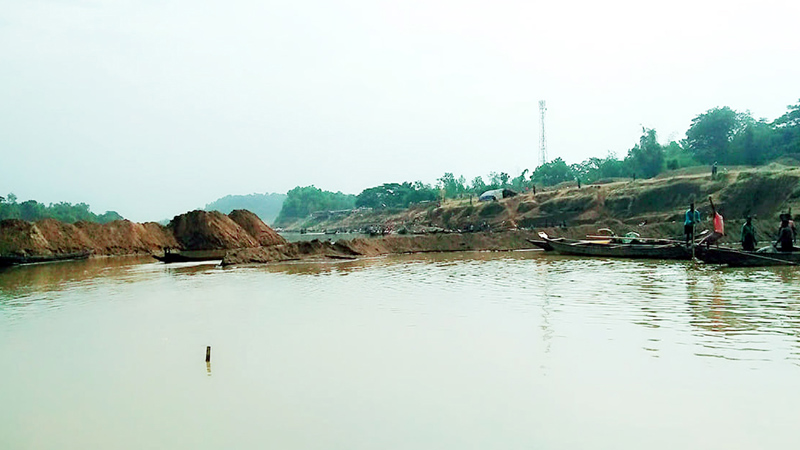 কানাইঘাটের লোভানদীতে অবৈধ বালুর বাঁধ নির্মাণ : জনদুর্ভোগ চরমে