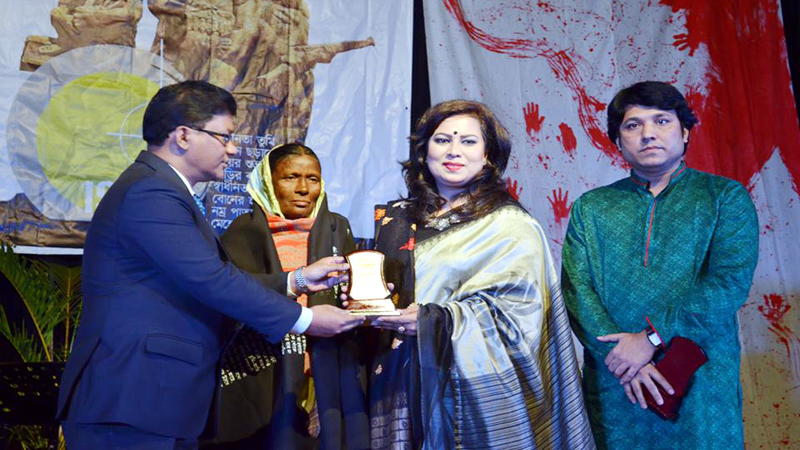 বীরাঙ্গনা কথায় কাঁদলেন, কাঁদালেন মুনিরা