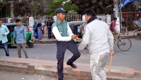 সিলেটে ট্রাফিক পুলিশকে জনসম্মূখে পেটালেন সরকারি কর্মকর্তা