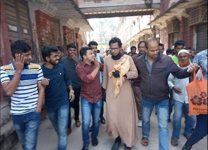 বোরকা পরে স্ত্রীর পরীক্ষা দিতে গিয়ে স্বামী আটক