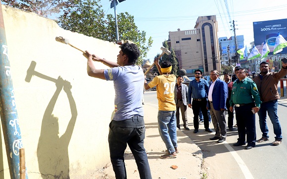 পুলিশ কমিশনার কার্যালয়ের দেয়াল ভাঙলেন মেয়র