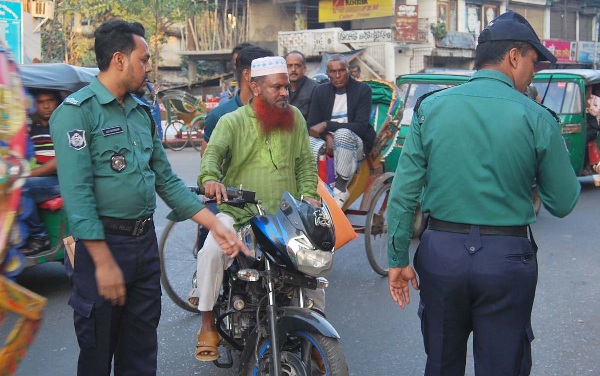সিলেট নগরীতে সড়কে শৃঙ্খলা ফেরাতে অভিযান অব্যাহত