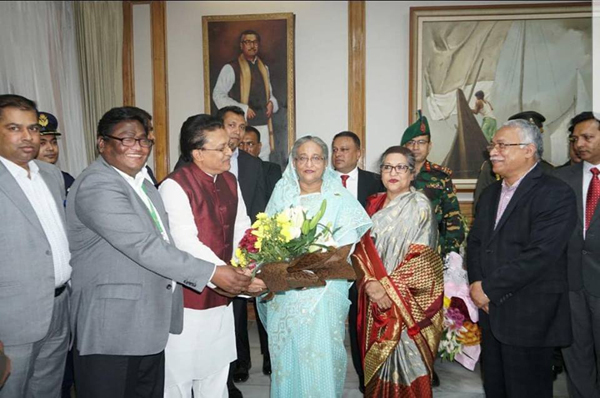 প্রধানমন্ত্রীকে সরওয়ার হোসেনের ফুলেল শুভেচ্ছা