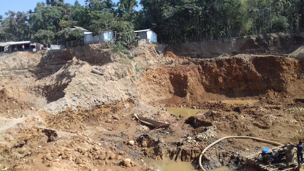 জাফলংয়ে টাস্কফোর্সের অভিযান : ঝুকিপূর্ণ ১৫টি গর্তে প্রশাসনের নিষেধাজ্ঞা