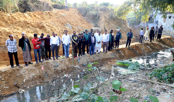 আখালিয়ায় ছড়া উদ্ধারে মেয়র আরিফের অভিযান