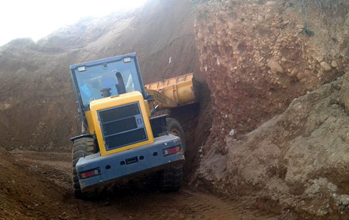 জাফলংয়ে অবৈধ পাথর উত্তোলন : পে-লোডার চাপায় শ্রমিকের মৃত্যু