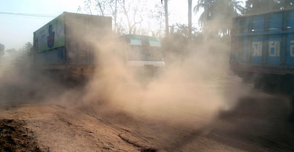 ধুলার কাছেই যেন জিম্মি পরিবেশ