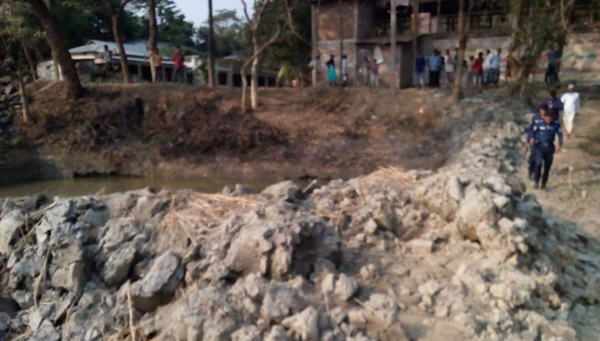 ছাতকে জমি দখল ও রাস্তার পাশে ঝুকিপূর্ণ পুকুর খনন থানায় অভিযোগ