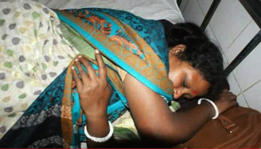 নকলের সুযোগ না দেয়ায় শিক্ষিকাকে জুতাপেটা