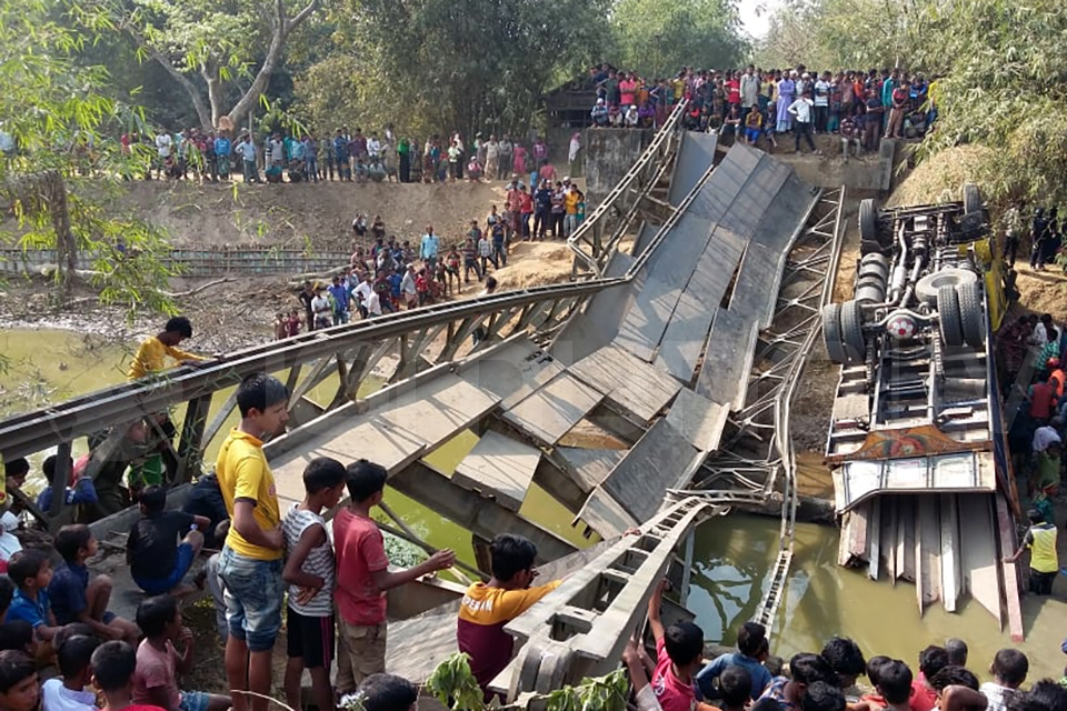 সুনামগঞ্জে বেইলি ব্রিজ ভেঙে ট্রাক খাদে : নিহত ২