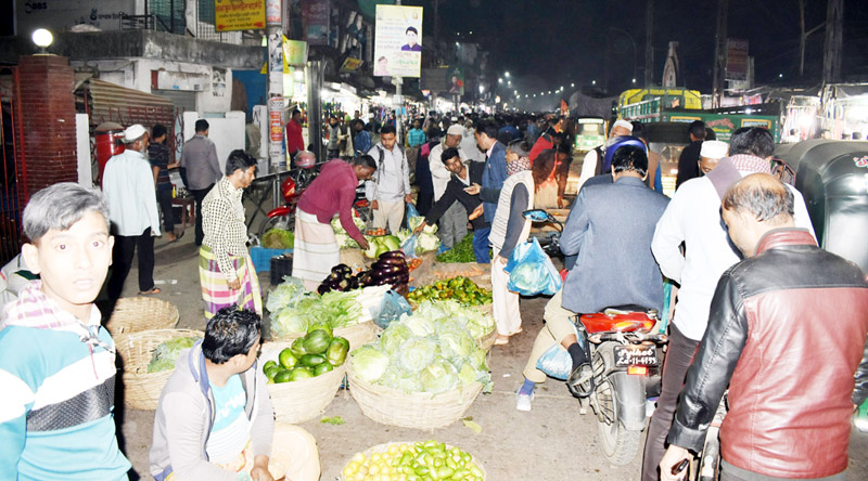 নগরীর ফুটপাত নিয়ে চলছে নানা রঙ্গমঞ্চ : মাসে কোটি টাকার চাঁদা বাণিজ্য