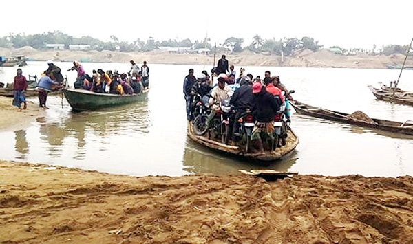 সুনামগঞ্জে মিয়ারচর নদীতে সেতু না থাকায় চলাচলে জনদূর্ভোগ