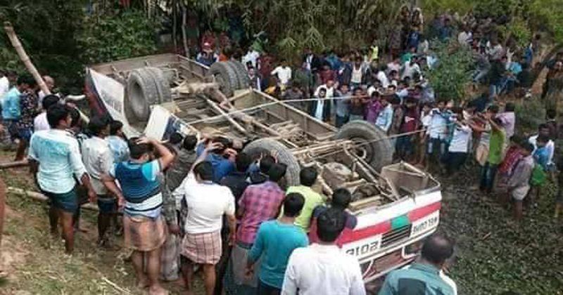 জকিগঞ্জে বাস খাদে পড়ে নিহত দুই, আহত ২৯