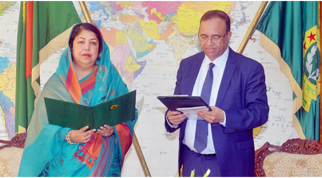 অবশেষে শপথ নিলেন মোকাব্বির খান