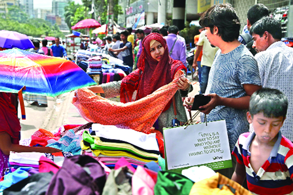 বছরে ৩০০ কোটি টাকা চাঁদা দিতে হয় হকারদের