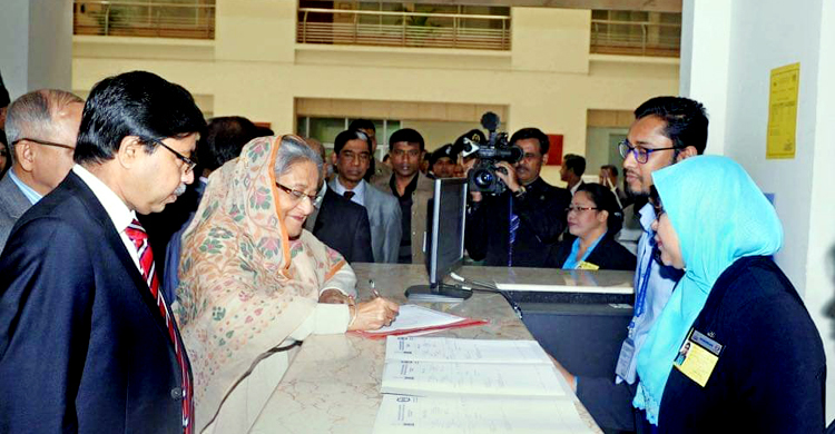 দশ টাকার টিকিট কেটে চোখ দেখালেন প্রধানমন্ত্রী