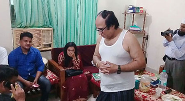 নারীর সঙ্গে আপত্তিকর অবস্থায় কবি রবীন্দ্র গোপ আটক