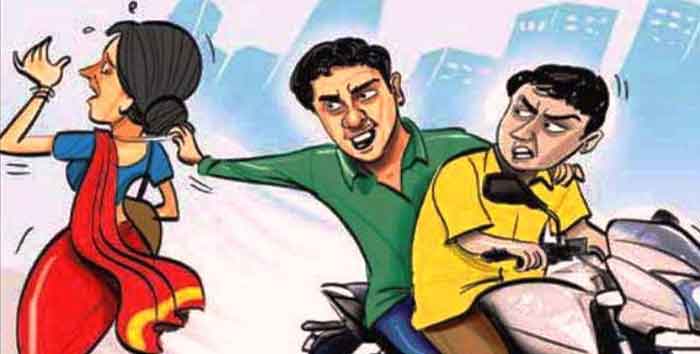 ছাত‌কে অস্ত্র ঠেকিয়ে টাকা ছিনতাই, ৪জন আহত