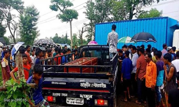 শ্রীমঙ্গলে লাশবাহী গাড়িতে পুলিশের চাঁদা দাবি, প্রতিবাদে সড়ক অবরোধ