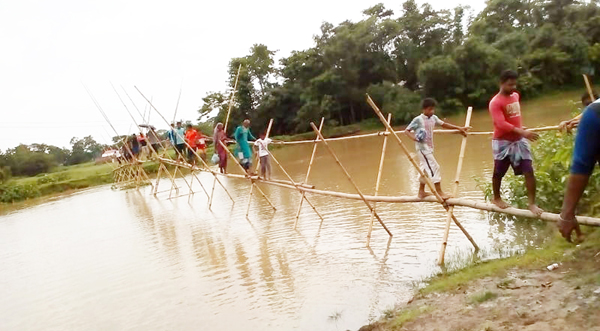জগন্নাথপুর পৌর শহরে দীর্ঘ বাঁশের সাঁকো: জন ভোগান্তি চরমে